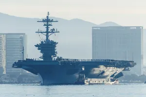 Lầu Năm Góc bác tin tàu sân bay USS Abraham Lincoln trúng tên lửa của Houthis 