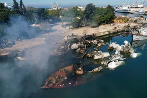 Israel không kích hàng trăm mục tiêu Syria, muốn lập 'vùng phòng thủ an toàn'