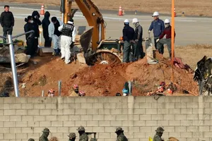 Phi công sân bay Muan: Trước giờ tôi cứ tưởng rào chắn bê tông là đống đất 