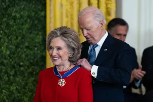 Ông Biden tặng Huân chương Tự do cho bà Clinton, siêu sao Messi,...