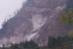 Lở đất kinh hoàng ở Trung Quốc, hơn 30 người mất tích