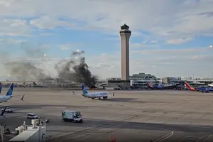 VIDEO: Máy bay Mỹ bốc cháy tại đường băng, 178 người sơ tán