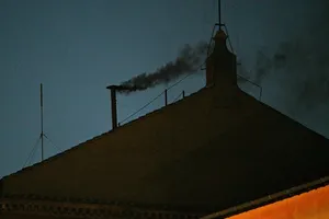 VIDEO: Khói đen bốc lên từ Nhà nguyện Sistine, chưa có giáo hoàng mới được bầu