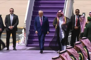 Video: Ông Trump đến Saudi Arabia, đích thân Thái tử Salman ra sân bay đón tiếp
