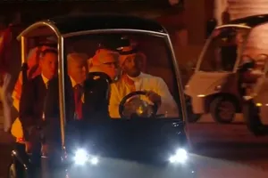 VIDEO: Thái tử Saudi Arabia lái xe golf chở ông Trump đi tham quan