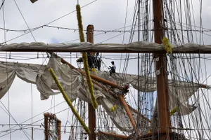 Mỹ điều tra vụ tàu hải quân Mexico va vào cầu Brooklyn ở New York