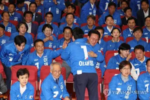 Thăm dò bầu cử tổng thống Hàn Quốc: Ứng viên Dân chủ giành chiến thắng