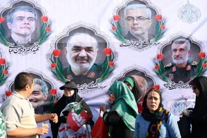 Người dân Iran đứng trước tấm biển về các chỉ huy quân sự Iran thiệt mạng sau vụ tấn công của Israel ngày 13-6. Ảnh: EPA-EFE