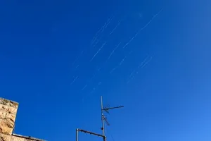 Israel khẩn cấp đánh chặn đợt tên lửa Iran, còi báo động vang khắp Tel Aviv