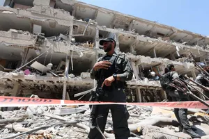 Israel-Iran không kích mạnh, Ngoại trưởng Tehran sang Nga, ông Trump đề cập khả năng thay đổi chế độ Iran