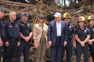 Ông Trump và đệ nhất phu nhân Mỹ thăm vùng lũ ở Texas
