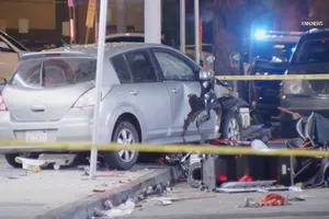 Ô tô lao vào đám đông ở LA: Tài xế bị dân lôi khỏi xe và bắn 