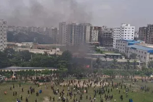Video: Máy bay quân đội Bangladesh rơi xuống khuôn viên trường học, ít nhất 16 người chết