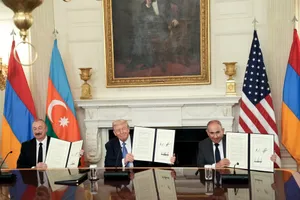 Lãnh đạo Azerbaijan và Armenia ký thỏa thuận hòa bình trước mặt ông Trump tại Nhà Trắng