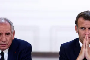 Pháp lại khuyết thủ tướng, Tổng thống Macron sẽ nghiêng tả hay hữu?