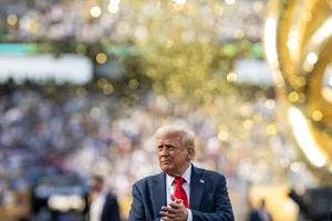 Cận cảnh đà tăng khác lạ của giá vàng thế giới, liên quan gì ông Trump?