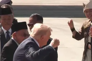 VIDEO: Ông Trump nhảy múa cùng thủ tướng Malaysia tại Kuala Lumpur 