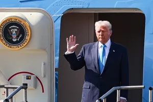 Hai tiêm kích F-16 hộ tống chiếc Không lực Một chở ông Trump hạ cánh Hàn Quốc 