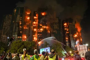 Đêm hãi hùng ở Hong Kong, dân đỏ mắt mong tin hàng trăm người mất tích trong lửa