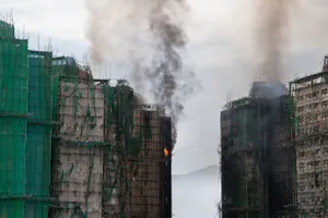 Đặc khu trưởng Hong Kong lên tiếng về giàn giáo tre sau thảm kịch cháy chung cư