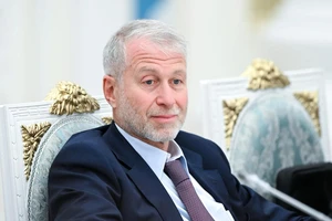 Nhà tài phiệt Abramovich có gửi số tiền bán CLB Chelsea cho Ukraine, theo tối hậu thư của Anh?