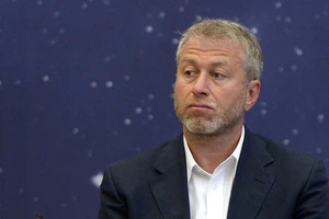 Anh ra tối hậu thư buộc nhà tài phiệt Abramovich gửi số tiền bán CLB Chelsea cho Ukraine