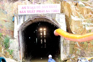 Đã khoan được 10 mét bơm oxy vào hầm sập thủy điện