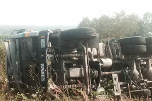 Xe bồn chở khoảng 14 tấn nhựa đường lật ngang