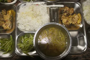 Bữa cơm thịt gà của người tâm thần tại trung tâm xã hội tỉnh Nghệ An