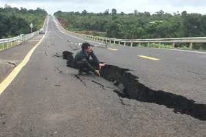 Đường 250 tỉ đồng chưa bàn giao đã nứt toác