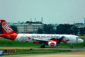 Pin điện thoại phát nổ, máy bay phải hạ cánh khẩn 