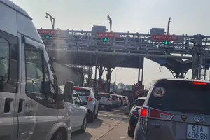 Nghỉ lễ, giao thông tê liệt ở nhiều ngả đường