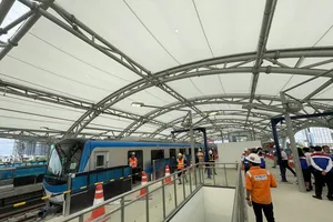 Đang chạy thử tàu metro số 1 từ ga trung tâm Bến Thành về ga Suối Tiên