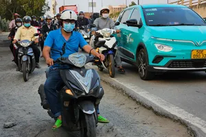 Người dân đi lại khó khăn khi đường Võ Chí Công, TP Thủ Đức xuống cấp