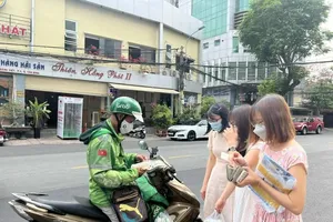 Sở GTVT TP yêu cầu xử phạt qua hình ảnh shipper chiếm dụng lòng lề đường để giao hàng