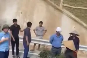 Người dân mang cây ra chặn ngang công trình đường cao tốc Bắc - Nam yêu cầu ‘đưa tiền đền bù’