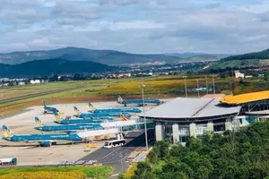 Lâm Đồng đề nghị Vietnam Airlines tăng tần suất các chuyến bay đi/đến sân bay Liên Khương
