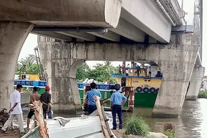 Tàu chở đá va chạm cầu Măng Thít, hạn chế lưu thông qua quốc lộ 53
