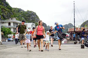 Du khách đến với Cát Bà, huyện Cát Hải, Hải Phòng sau bão số 3.