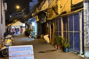 Có nên cho phép tổ chức đám tang, đám cưới ở vỉa hè, lòng đường?