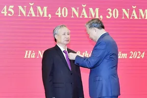 Tổng Bí thư Tô Lâm trao tặng Huy hiệu 45 năm tuổi Đảng cho ông Trần Quốc Vượng