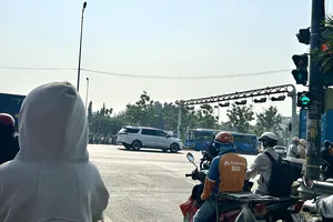 Rẽ phải khi đèn đỏ: Điều chỉnh kịp thời từ góc nhìn thực tế