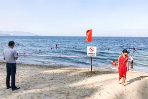 Trục vớt sà lan trên bãi biển Nha Trang bằng cách nào?