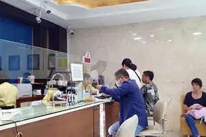 Khách hàng xếp hàng chờ gọi tên vào mua vàng miếng tại Công ty Vàng bạc Đá quý Sài Gòn (SJC) vào sáng 29-5.