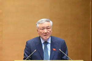 Ông Nguyễn Hòa Bình thuyết trình trước Quốc hội về Trung tâm tài chính tại TP.HCM và Đà Nẵng