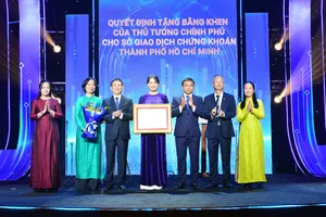 Phó Thủ tướng Hồ Đức Phớc và Bộ trưởng Bộ Tài chính Nguyễn Văn Thắng trao bằng khen của Thủ tướng Chính phủ cho Sở Giao dịch chứng khoán TP.HCM