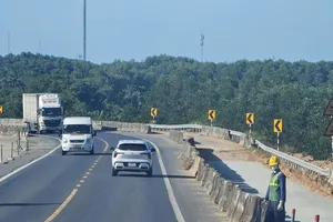 Các nhà thầu đang triển khai thi công dự án mở rộng cao tốc La Sơn - Hòa Liên.