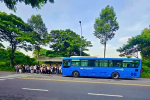 Vụ xe buýt 33 cắt lộ trình: Tăng thêm xe buýt, giải tỏa sinh viên tại KTX Khu B