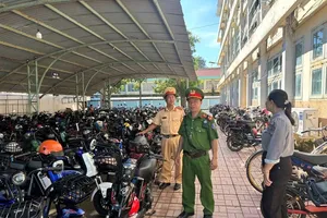 CSGT TP.HCM xuống tận bãi xe trường học để kiểm tra