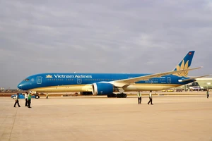 Đúng 16 giờ ngày 15-12, chuyến bay kỹ thuật thử nghiệm cất cánh từ sân bay Tân Sơn Nhất đã hạ cánh xuống đường băng số 1 sân bay Long Thành. Ảnh: VŨ HỘI